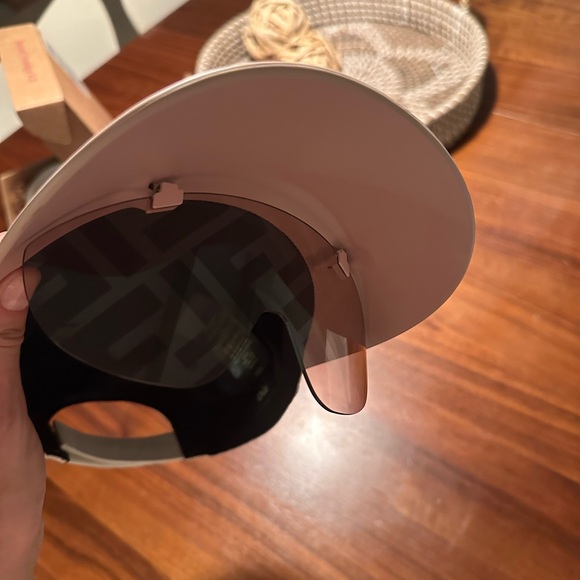 Fendi hat with sunglasses - Picture 5 of 10